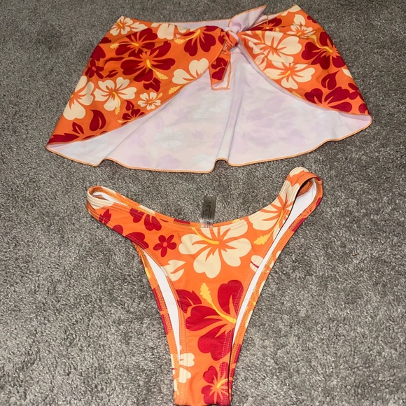 Bikini - Picture 1 of 5